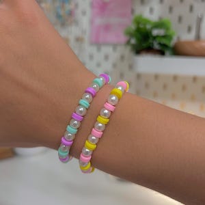Pulsera colorida preppy con cuentas, joyería infantil de verano, pulsera para adolescentes, regalo de perlas de arcilla, joyería de amistad con cuentas, pulsera heishi de arcilla pastel.