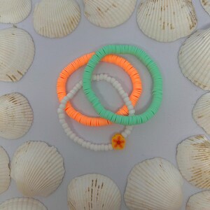 Conjunto de pulsera de flores para niños, pulsera de cuentas preppy, joyería heishi para adolescentes, pulsera de cuentas de arcilla, regalo, joyería de cuentas de playa, pulsera de arcilla con dije de flores