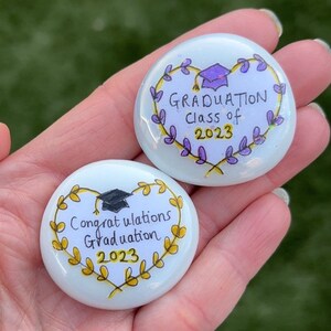 Piedra de graduación 2025 / regalo personalizado / clase de 2025 / regalo de felicitaciones / orgulloso de ti / regalo universitario / pequeño recuerdo de graduación