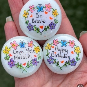 Guijarro de flores brillantes hecho a mano / regalo para maestro / guijarro personalizado / sé valiente / cumpleaños / puedes hacerlo / regalo de buzón para un amigo / fin de trimestre /