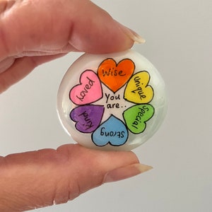 Guijarro de afirmaciones positivas, regalo de positividad, regalo para la ansiedad, regalo para exámenes, salud mental, regalo para maestros, regalo universitario, eres increíble
