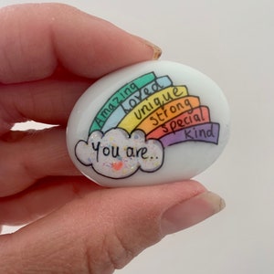 Positive Affirmationen, Regenbogen, sei freundlich, sei positives Geschenk, Angst für Kinder, achtsamer Stein, psychische Gesundheit, viel Glück