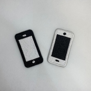 以下が含まれることがあります： スマートフォン型のアイロン接着パッチ2枚。1枚は白のアウトラインで黒、もう1枚は黒のアウトラインで白です。