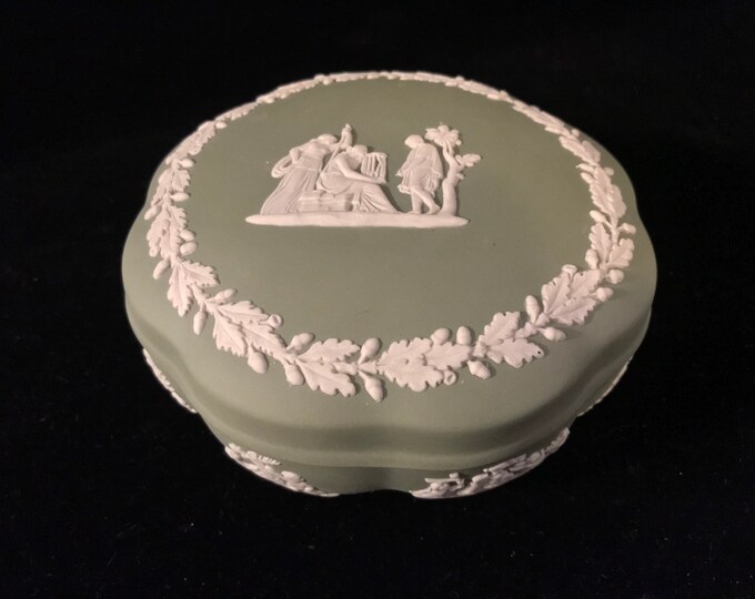 Beautiful Vintage Wedgwood Green Jasperware Scalloped Trinket Box Made