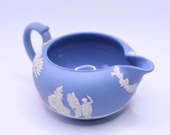Vacker vintage Wedgwood Pale Blue Bute Jasperware gräddkanna 1950 tillverkad i England