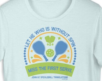 スピンなしでサーブをミスさせよシャツ | ヨハネ8:7 おもしろクリスチャンTシャツ | Bella+Canvas 3001 | ピックルボール信仰シャツ | 教会リーグ