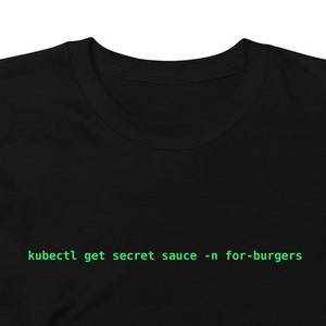 Könnte beinhalten: Schwarzes T-Shirt mit grünem Text, der "kubectl get secret sauce -n for-burgers" lautet.