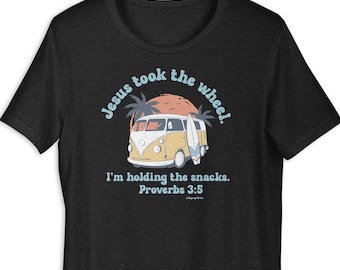 イエスがハンドルを握ったスナックシャツ | 箴言3:5クリスチャンTシャツ | Bella+Canvas 3001 | 面白い信仰Tシャツ | ロードトリップ聖書の一節Tシャツ