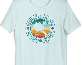 奉仕のために聖別されたピックルボールシャツ | ローマ人への手紙 1:1 クリスチャンTシャツ | Bella+Canvas 3001 | 信仰 + ピックルボール | おもしろ教会リーグTシャツ