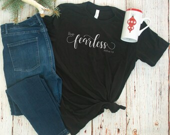 Fearless, Joshua 1 9, Camicia della mamma cristiana, Camicia della matrigna, T-shirt basata sulla fede, Camicia delle Scritture, Maglietta dei versetti della Bibbia, Camicia della Chiesa