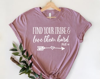 あなたの仲間を見つけてください。彼らを熱烈に愛し、とにかく愛してください。信仰に基づいたTシャツ、聖書のシャツ、ルツ記1章16節、クリスチャンママシャツ、聖書の詩のシャツ