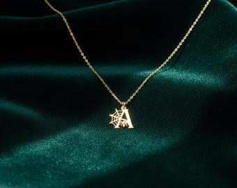 Collana con iniziale personalizzata - Collana con alfabeto personalizzabile - Collana con iniziale a ragnatela - Regalo per Halloween - Collane delicate