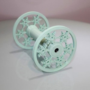 Spinning wheel spool snow crystal
