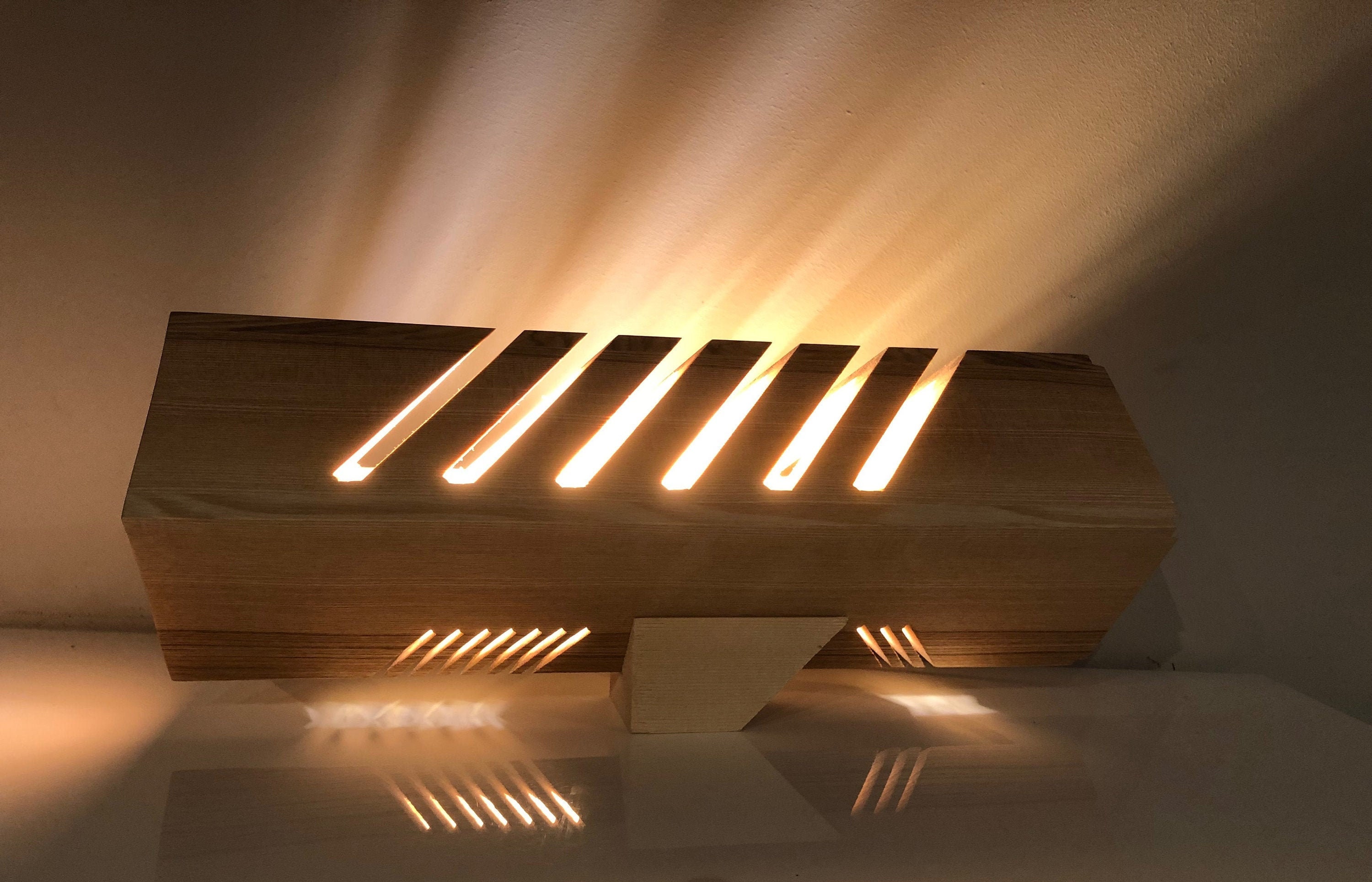Lampe de Table ou Bureau Totem, Design, en Bois Massif, Éclairage Led