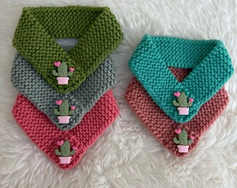 Sciarpa di San Valentino per animali domestici in maglia con cactus a forma di cuore