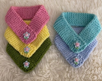 Sciarpa per animali domestici in maglia con fiori di gattino