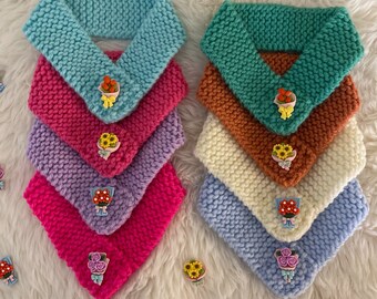 Sciarpa di San Valentino per animali domestici in maglia con bouquet di fiori