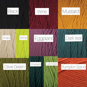 Peut inclure: Une collection de pelotes de laine de diff&eacute;rentes couleurs, notamment noir, vin, moutarde, kaki, slime, aubergine, bleu canard fonc&eacute;, vert olive, &eacute;meraude, vert clair et orange &eacute;pic&eacute;.