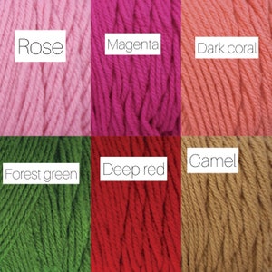 Peut inclure: Six pelotes de laine de diff&eacute;rentes couleurs&nbsp;: rose, magenta, corail fonc&eacute;, vert for&ecirc;t, rouge fonc&eacute; et camel.