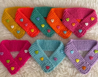 Sciarpa per animali domestici di San Valentino lavorata a maglia con cuori arcobaleno