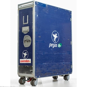 Pegas Fly Airline-trolley, grote blauwe Diethelm Keller-wagentje