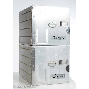 2 Tui Fly-opslagcontainers voor vliegtuigen of luchtvaartmaatschappijen. INDUSTRILE aluminium opbergkast, nachtkastje of stapelbare designBOX of KRAT.