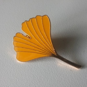 Elegant Ginkgobladnål – Gult Naturunder – Symbol för Hopp