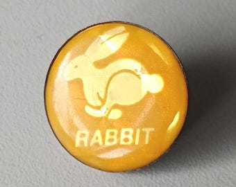 VW Rabbit Logo Pin – Rare US Golf Collector’s Treasure!