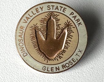 Dinosaur Valley – Rare enamel dino footprint souvenir pin from Glen Rose, TX, collector piece