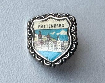 Wear Rattenberg – Rare Epoxy Souvenir Pin with Old‑Town Scene
