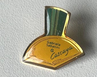 Original promotional pin for the fragrance “Cascaya” by Gabriela Sabatini – 1990s perfume‑bottle design