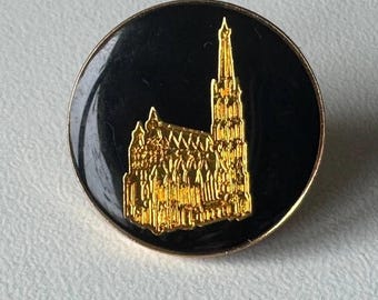 Vienna St. Stephen’s ‘Steffi’ – Golden Soft‑Enamel Souvenir Pin