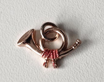 Horn Pendant with Red Accent – Cast Metal Symbol of Tradition