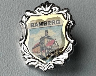 Bamberg crest pin – classic city motif in shield design