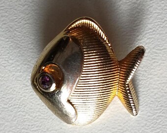 Golden Fish Pin with Gemstone – Nautical Relief for Collectors
