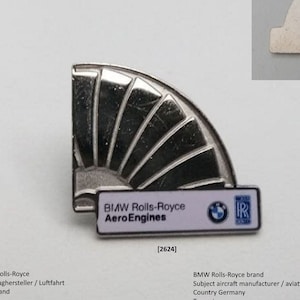 Könnte beinhalten: Eine silberne und weiße Emaille-Anstecknadel mit dem BMW Rolls-Royce Aero Engines Logo mit einem Turbinendesign. Die Anstecknadel ist 23 mm x 19 mm groß und hat eine silberne Rückseite.