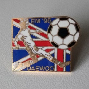 EM '96 England Daewoo Fußball Pin – Original Emaille, Sammlerstück Box!
