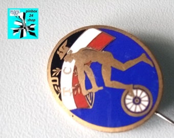 D.T.C. Membership Badge – A Piece of Automotive History!