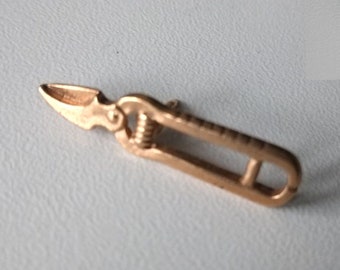 Snip, snap! With the golden poultry shears pin of the 90s!