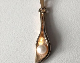 Gold Pendant with Pearl – Organic Design & Quiet Grace
