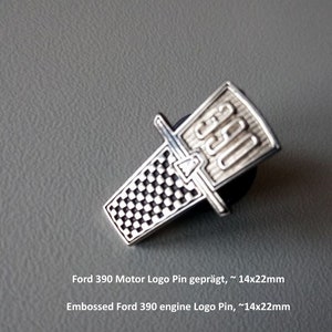 Puede incluir: Pin de logotipo de motor Ford 390 de color plateado con un patrón de cuadros. El pin mide aproximadamente 14 mm por 22 mm. El pin tiene una parte posterior de plástico negro.