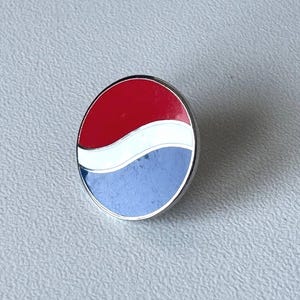 Pepsi pur! – Original Pepsi‑Logo Emaille‑Pin aus dem Centennial‑Programm