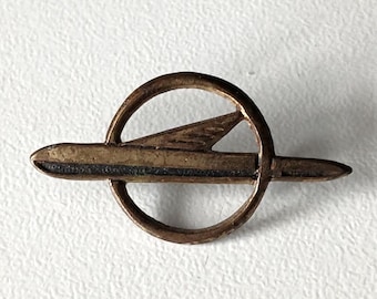 Opel Zeppelin Hat Pin – Brass-Colored Brand Emblem with Character