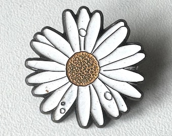 Rare daisy blossom pin – embossed floral design