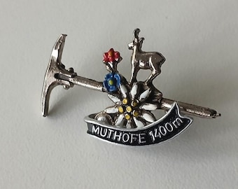 Englisch: Muthöfe Souvenir Brooch - Pickaxe, Gentian, Edelweiss, Ibex