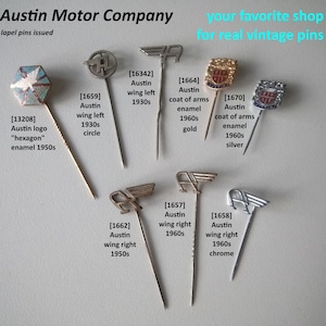 Könnte beinhalten: Eine Sammlung von Vintage-Anstecknadeln der Austin Motor Company. Die Anstecknadeln zeigen verschiedene Designs, darunter ein sechseckiges Logo, einen Flügel und ein Wappen. Die Anstecknadeln sind aus Emaille und Metall und in verschiedenen Farben, darunter Gold, Silber und Chrom.