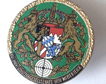 Bavarian Marksman Pride – Round Honor Brooch with Lion Crest & Target