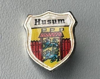 Husum City Crest Pin – Epoxy Souvenir Badge for Collectors