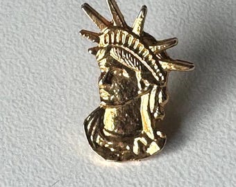 Statue of Liberty head pin – classic gold‑tone USA symbol