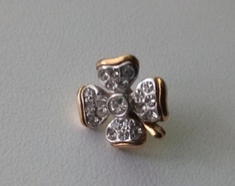 A sparkling lucky charm: a vintage pin with a cloverleaf made of rhinestones from the 90s